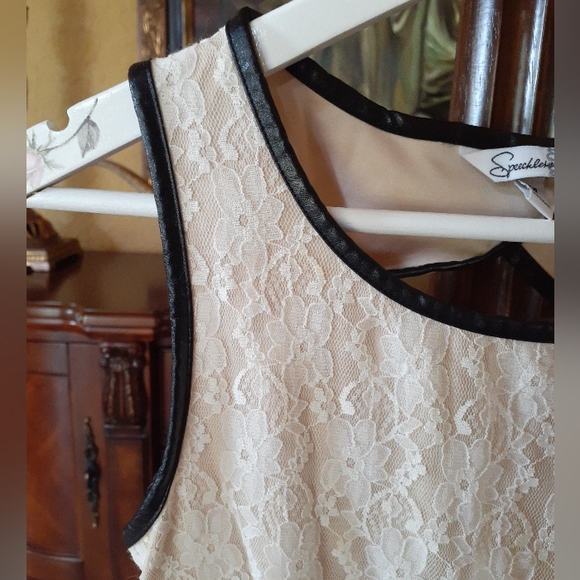 Pretty Lace Peplum Top - Picture 3 of 4